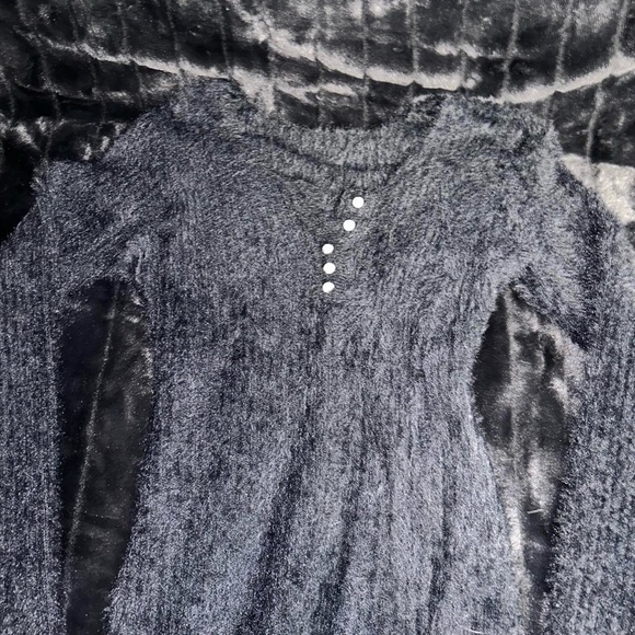 Fuzzy black long sleeve with pearl buttons - Picture 1 of 3